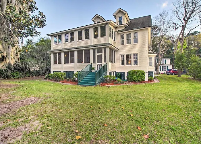 Family-Friendly Savannah Vacation Rental With Decks!